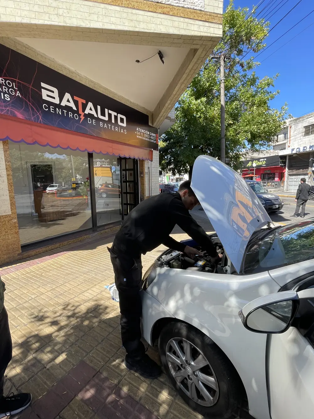 Técnico de BAT-AUTO instalando una batería en un vehículo